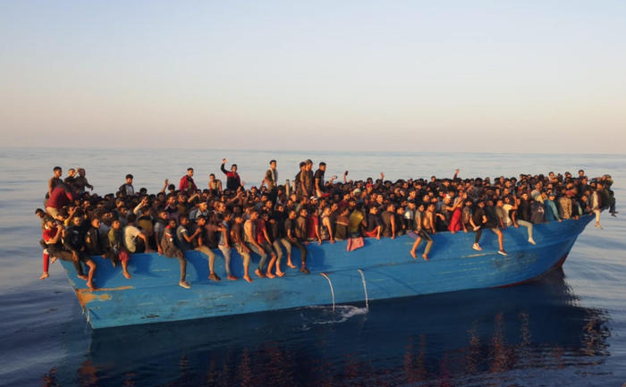 Lampedusa, attraccate 11 imbarcazioni, circa 900 i migranti sbarcati