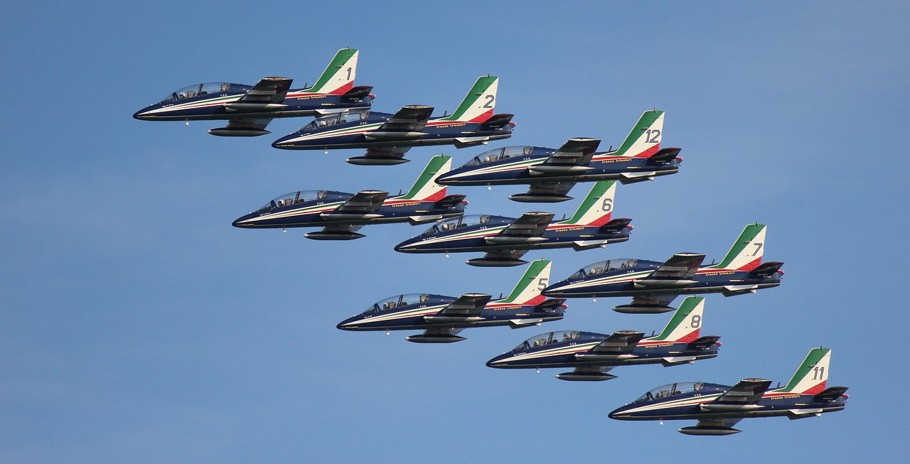 Le frecce tricolori volano sul cielo di roma 